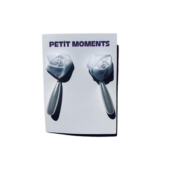 Elegant White and Gold Women's Earrings - Picture 3 of 5